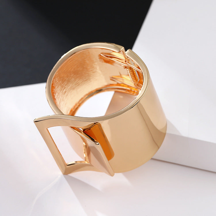 Wide-brimmed Geometric Buckle Shape Glossy Gold-plated Bracelet