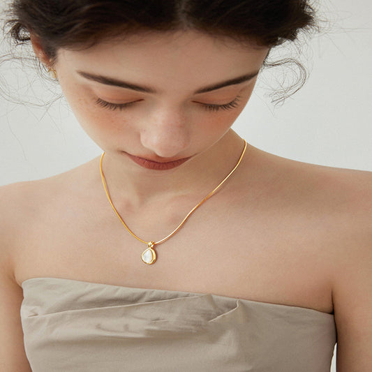 Minimalist Luxurious And Niche Design White Shell Water Droplet Necklace