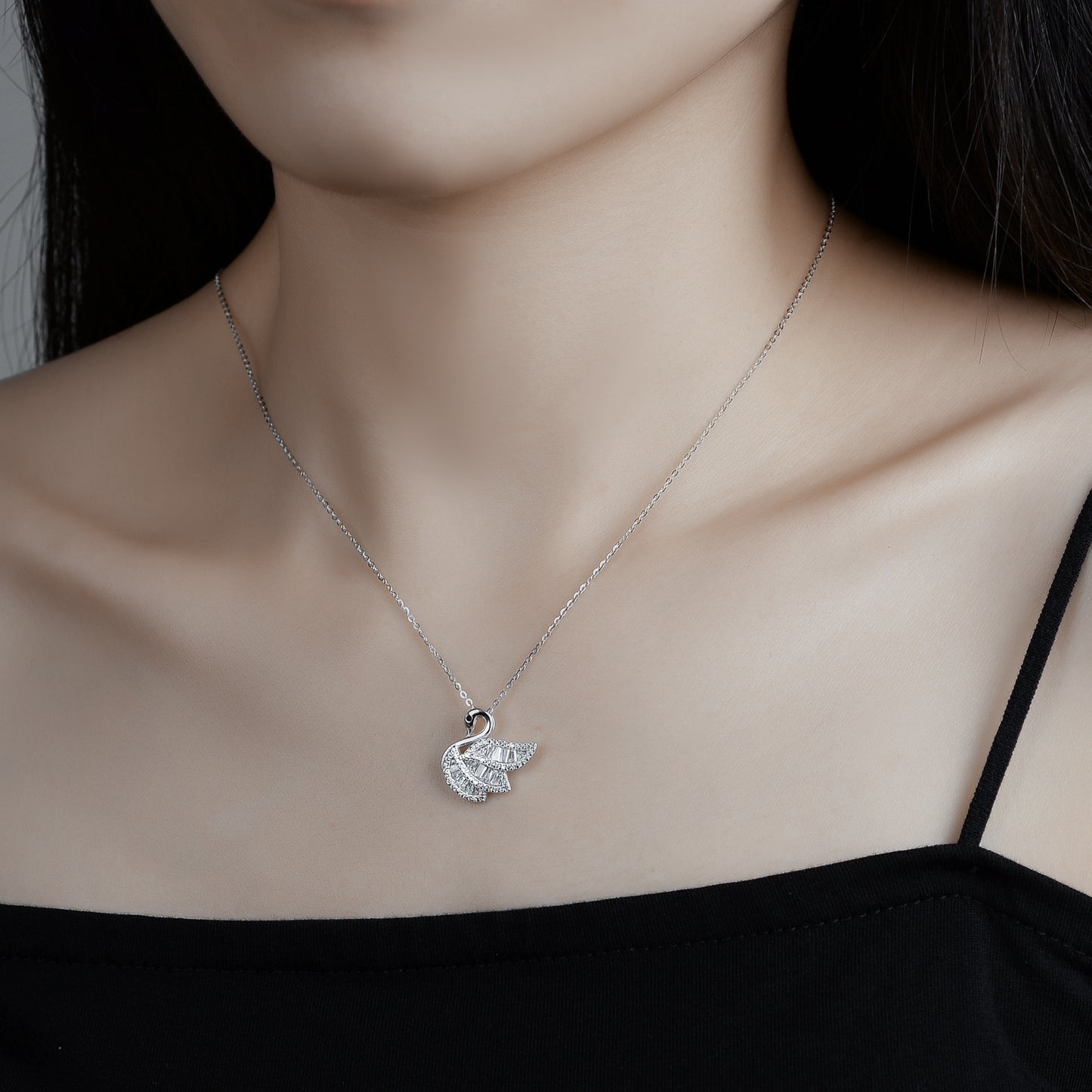 Women's Sterling Silver Swan Necklace With Elegant Diamonds